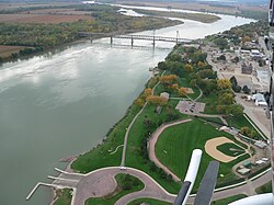Vista de Yankton ao longo do Rio Missouri com a Ponte Meridian conectando ao Nebraska
