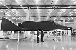 Homens ao lado de um protótipo do espaço-avião Dream Chaser