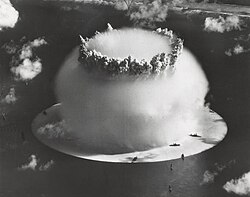 Navio-alvo afundando após impacto de torpedo