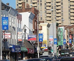 Vista da rua comercial no India Square em Jersey City