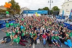 Pessoas participando de atividades de voluntariado comunitário