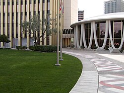 Vista de edifícios modernos na Avenida Central