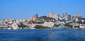 Vista de infraestrutura urbana e pontes em Vladivostok