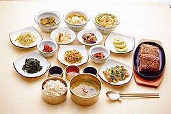 Garrafas de soju e copos tradicionais em uma mesa coreana