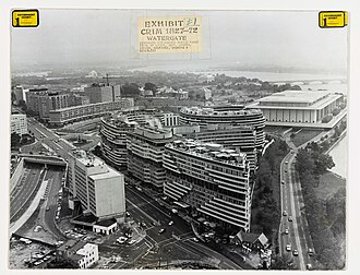 O complexo Watergate em Washington, D.C. - um grupo de edifícios brutalistas e curvos junto ao rio Potomac.