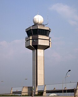 Vista externa de uma torre de controle de aeroporto moderna