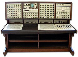 Sintetizador modular antigo utilizado em produções da BBC