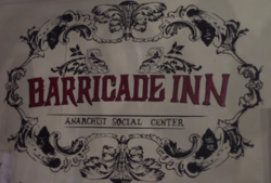 Emblema do Barricade Inn