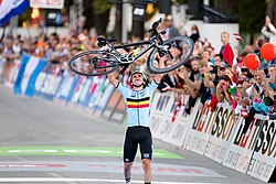 Remco Evenepoel comemorando