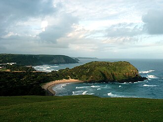 Vista panorâmica de praia na Costa Selvagem