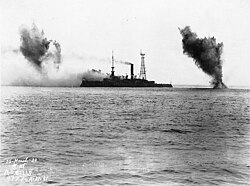 Navio sendo bombardeado em testes de armas