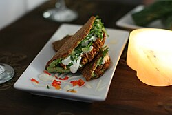 Tacos de comida crua com guacamole e feijões
