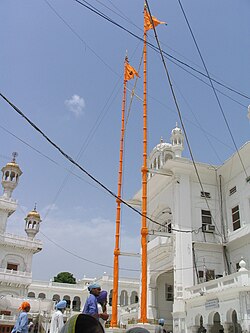 Detalhe de um Nishan Sahib e sua estrutura