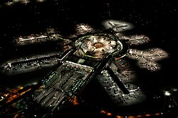 Vista aérea de aeroporto na região da baía
