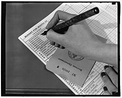 Representação de planejamento financeiro com calculadora e anotações