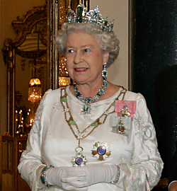 Rainha Elizabeth II usando a Parure de Água-marinha Brasileira em 2006