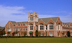 Vista externa da Anheuser-Busch Hall na Washington University School of Law