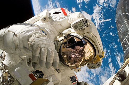 Astronauta Piers Sellers durante atividades espaciais