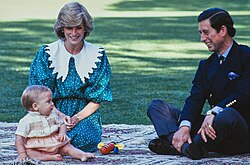 Jovem Príncipe William com seus pais, Charles e Diana