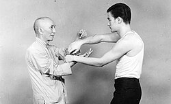 Bruce Lee em pose de combate