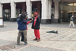 Dois repórteres entrevistam o presidente da ALU Chris Smalls fora do escritório da NLRB.