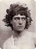 Retrato de menino com coroa de louros siciliana