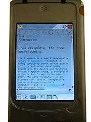 Dispositivo Simputer exibindo sua interface e tela sensível ao toque.