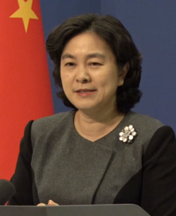 Hua Chunying em ambiente de escritório