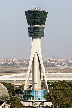 Controladores de tráfego aéreo monitorando telas de radar em um centro de controle