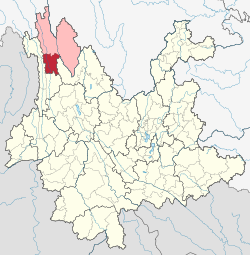 Mapa de localização do Condado de Weixi em vermelho, dentro da Prefeitura de Diqing em rosa, na província de Yunnan