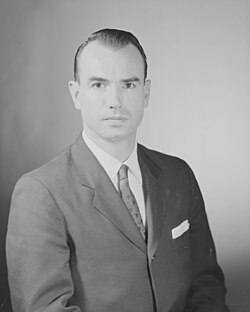 Um retrato de G. Gordon Liddy.