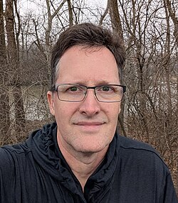 Jason Sanford fotografado em 2025