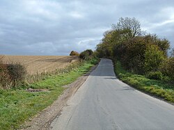 Estrada rural estreita sinalizada para ciclistas