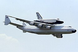 Aeronave Antonov An-225 transportando carga espacial
