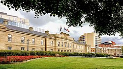 Vista externa da Casa do Parlamento de Hobart, destacando sua arquitetura de arenito