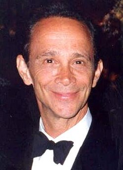 Joel Grey em produção teatral