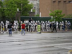 Participantes caracterizados em evento da Star Wars Celebration